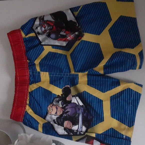 Marvel Avengers Boys swim trunks size: 4T - Picture 2 of 4